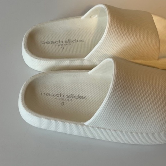 *LIKE NEW* White J/Slide Beach Pillow Slides - Picture 2 of 2